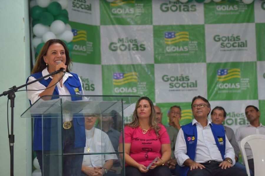 Gracinha Caiado entrega cartões do Mães de Goiás e benefícios em Abadia de Goiás
