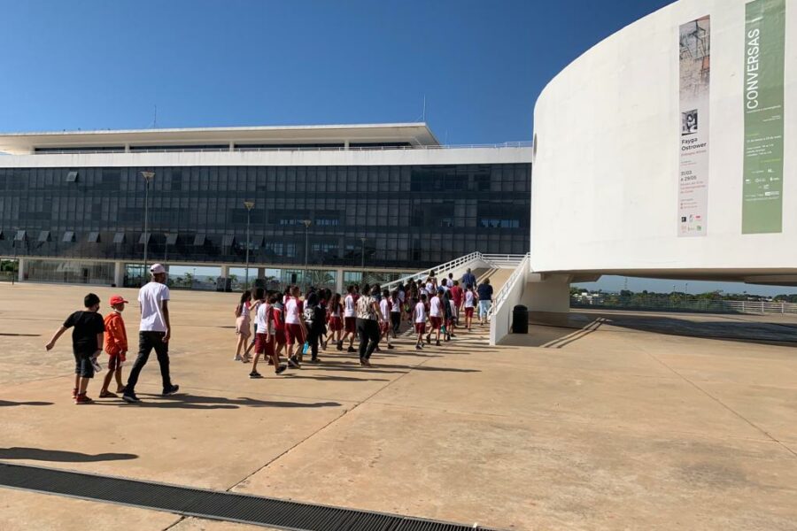 Crianças se divertem na Visita Mediada ao Oscar Niemeyer
