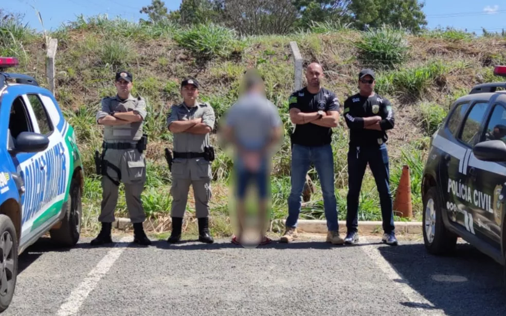 Homem é preso suspeito de matar irmão após vizinhos notarem sangue escorrendo pela garagem, diz polícia