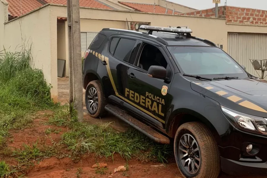 PF faz operação para prender suspeitos de sequestrar caminhão dos Correios e roubar carga, em Goiás