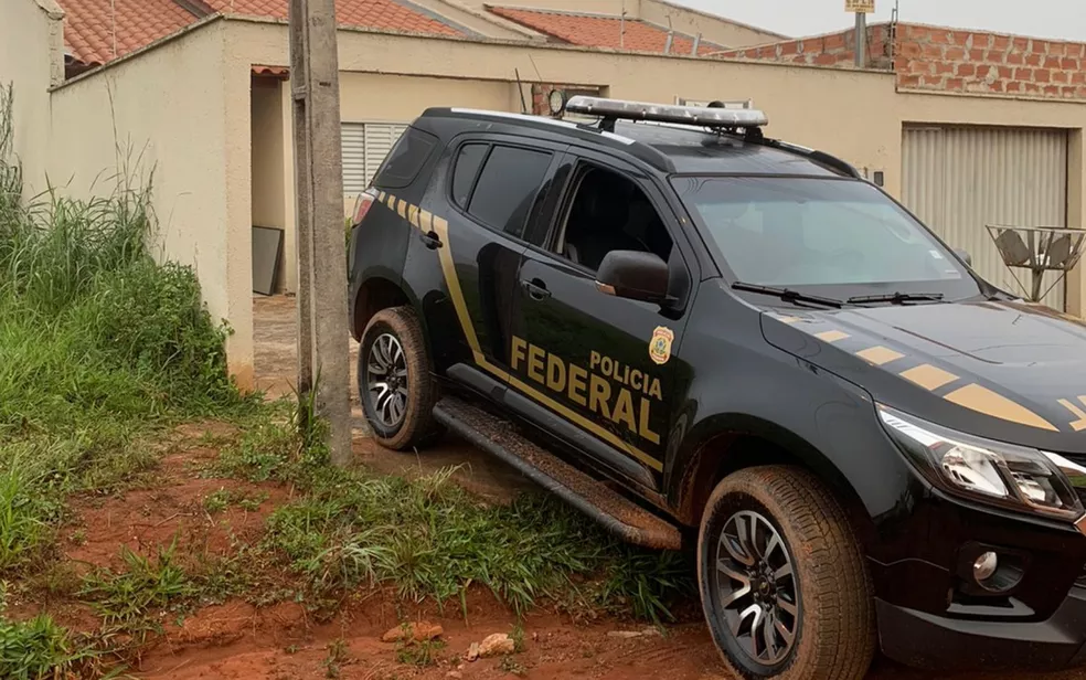 PF faz operação para prender suspeitos de sequestrar caminhão dos Correios e roubar carga, em Goiás