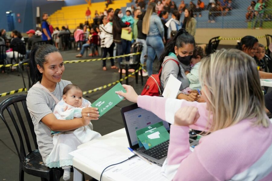 Agehab entrega cartões do Aluguel Social em Goianira