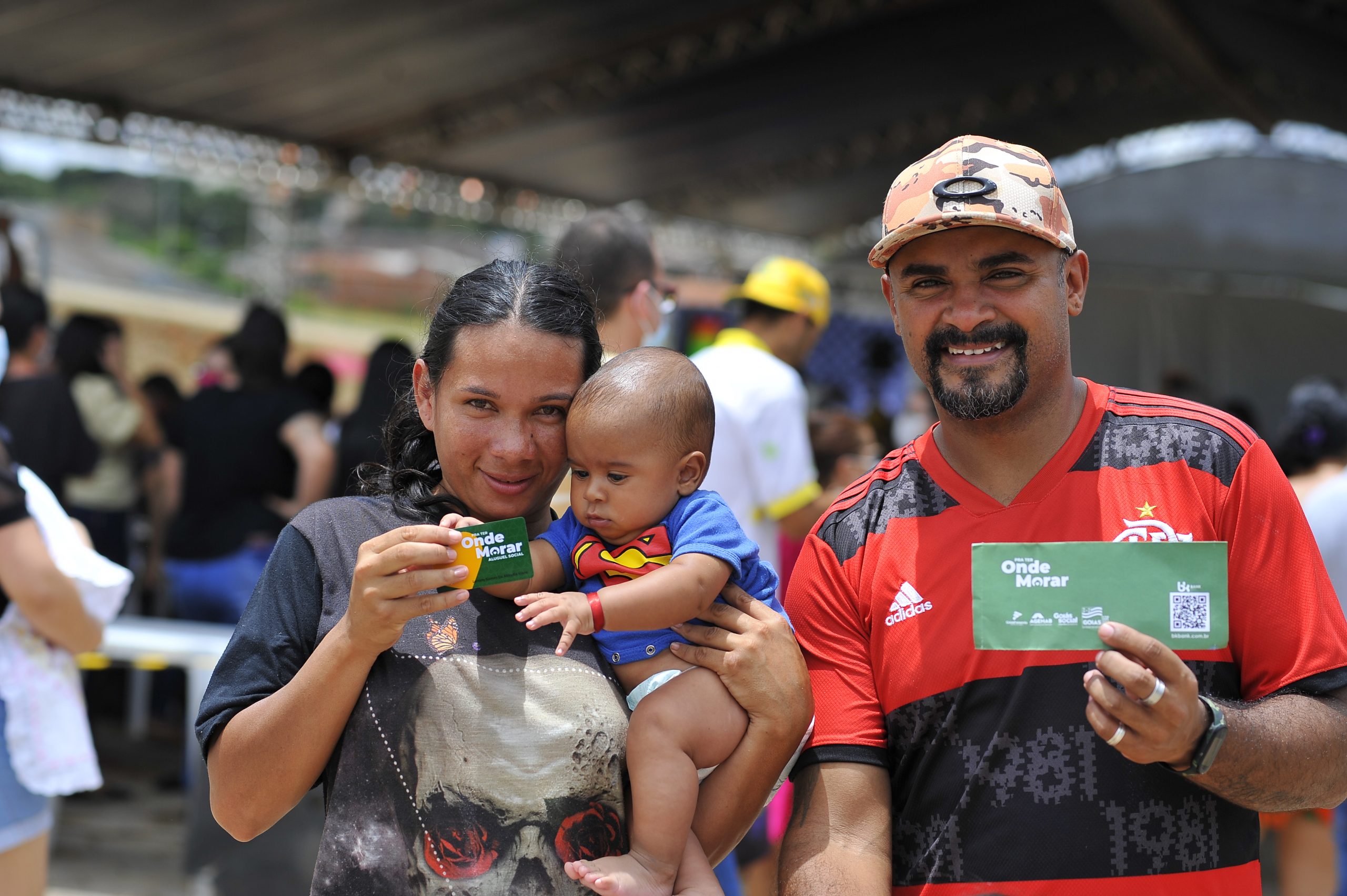 Agehab entrega cartões do Aluguel Social em Itumbiara