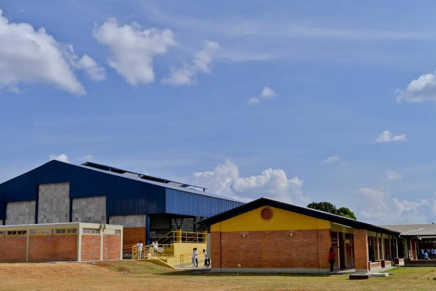 Caiado inaugura colégio e vistoria obras de hospital em Águas Lindas de Goiás