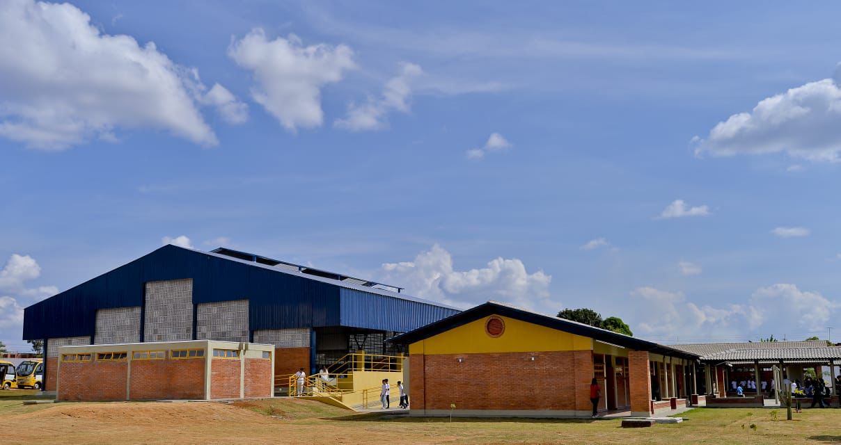 Caiado inaugura colégio e vistoria obras de hospital em Águas Lindas de Goiás