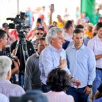 Caiado anuncia construção de 40 casas, obras e reconstrução de escola em Piranhas