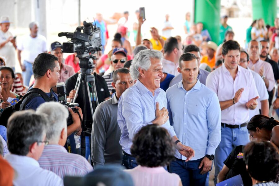 Caiado anuncia construção de 40 casas, obras e reconstrução de escola em Piranhas