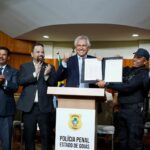 Caiado assina decreto que promove 1.362 policiais penais de Goiás