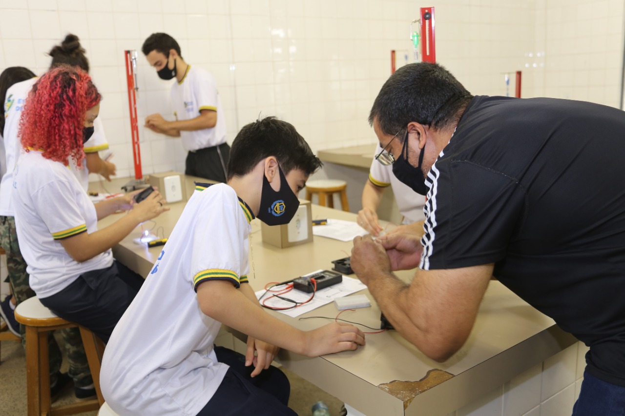 Governo de Goiás reajusta gratificações dos Centros de Ensino em Período Integral