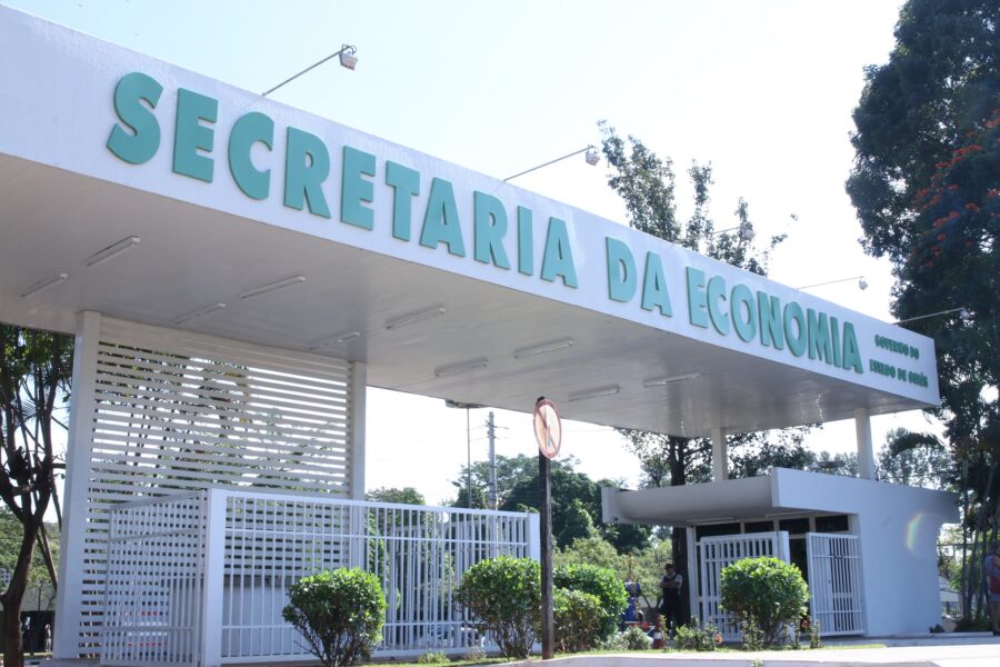 DRF de Goiânia apreende milhares de peças de roupas falsificadas