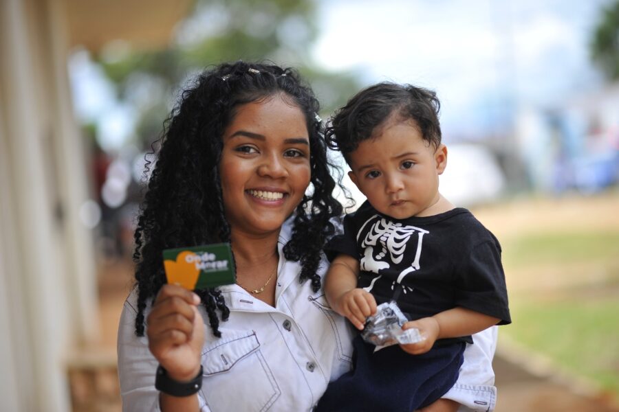 Agehab participa do Goiás Social em Uruaçu com entrega de cartões do Aluguel Social