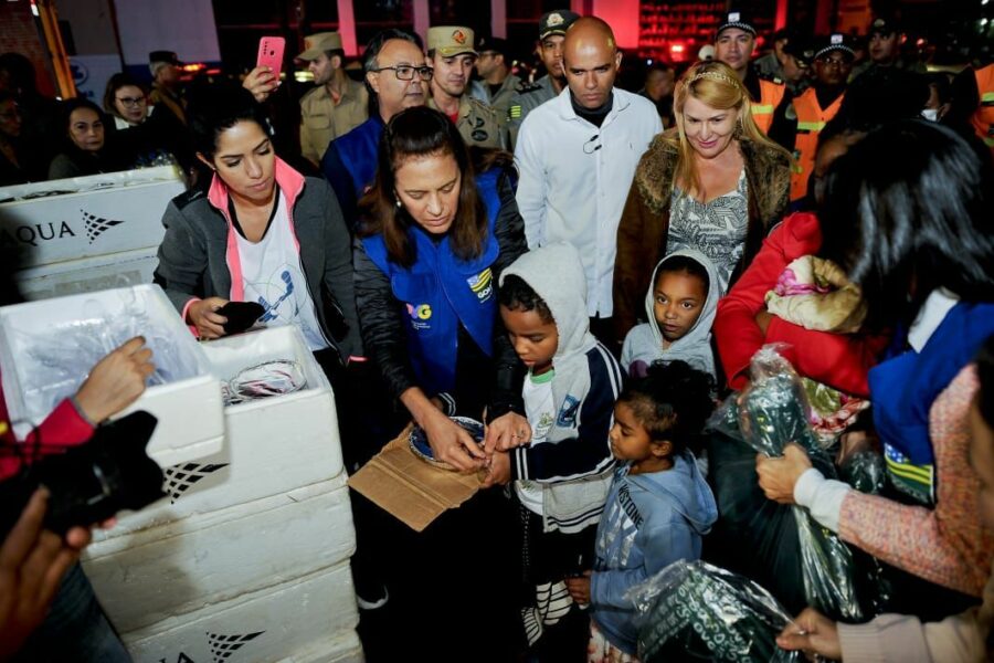 Gracinha Caiado entrega de cobertores na Região Metropolitana