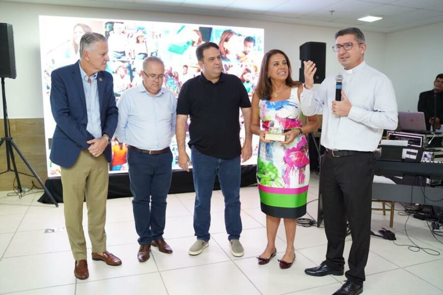 Primeira-dama recebe homenagem em Anápolis por trabalho social em Goiás