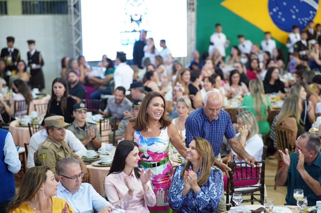 Em Anápolis, Gracinha participa do Dias das Mães em colégio campeão do Ideb