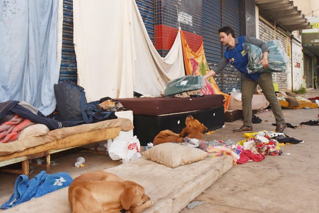 Governo de Goiás e OVG distribuem cobertores a pessoas em situação de rua em Goiânia