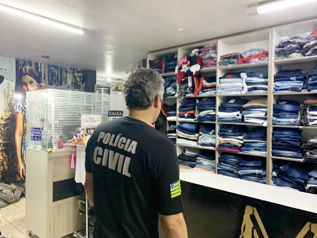 Polícia Civil apreende quase R$ 1 milhão em roupas falsificadas, na 44