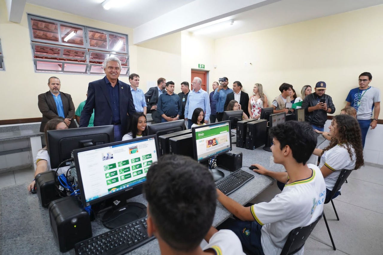 Em Rio Verde, Caiado inaugura colégio padrão século 21 com laboratório de robótica