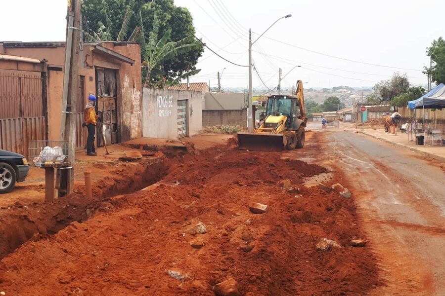 Avenida Uirapuru, em Aparecida de Goiânia, recebe obras rede de esgoto 