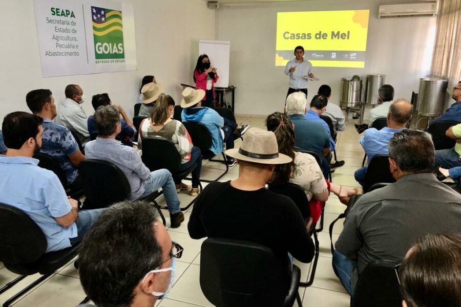 Palestras e entregas de equipamentos marcam encontro sobre apicultura