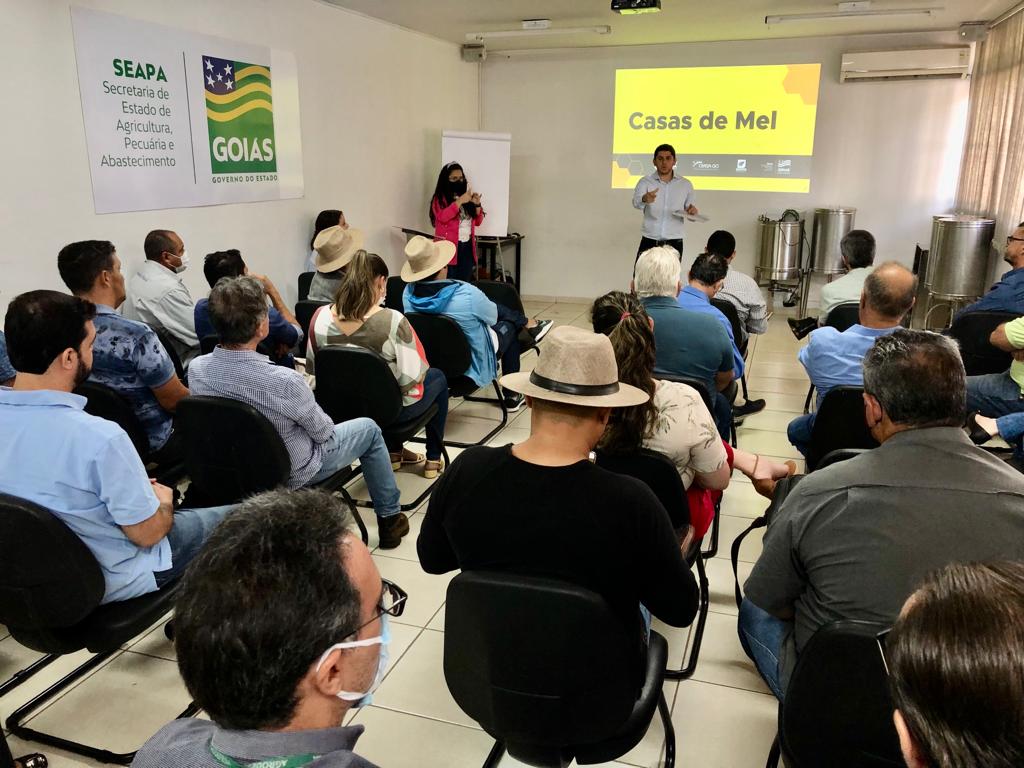 Palestras e entregas de equipamentos marcam encontro sobre apicultura