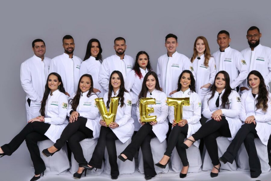 Primeira turma de Medicina Veterinária da UEG cola grau