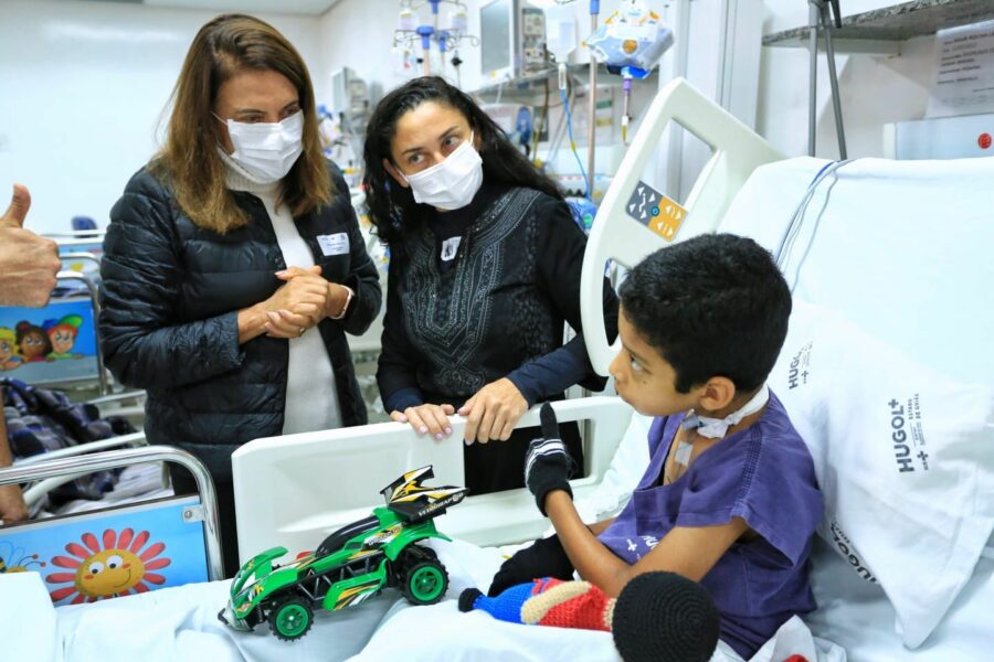 Primeira-dama faz visita a menino Kauã no Hugol