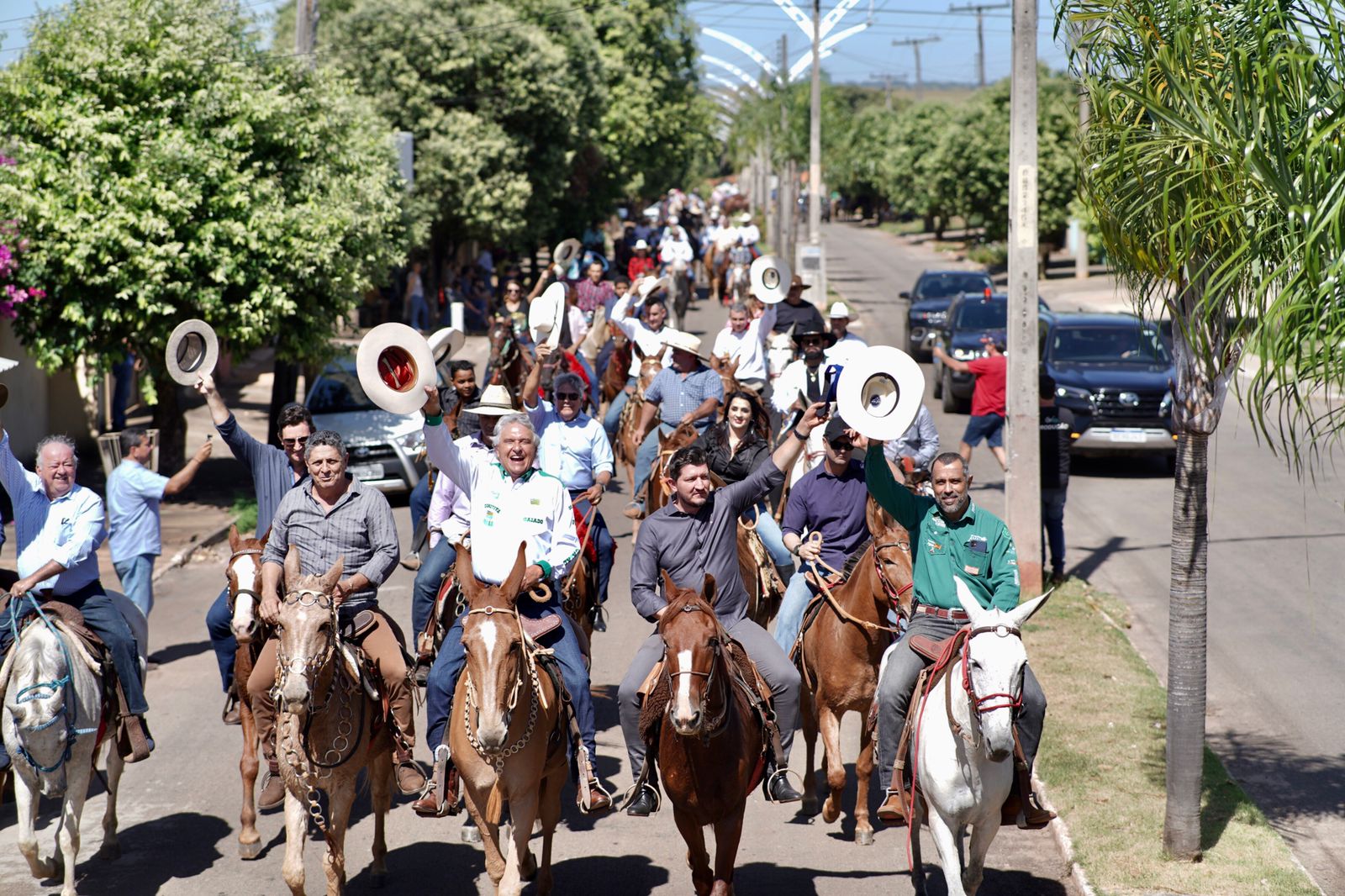 Caiado participa da Cavalgada de abertura da XXV ExpoEdéia