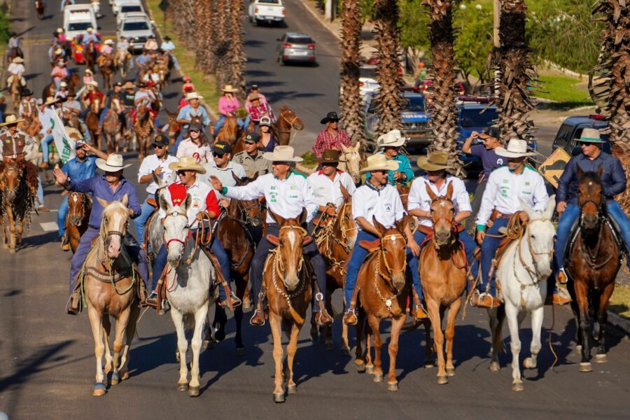 “Estamos voltando a festejar”, diz Caiado em cavalgada
