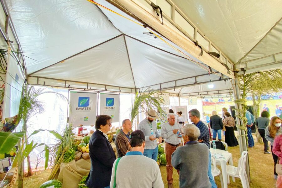 Seapa e Emater atendem produtores na Agro Centro-Oeste Familiar