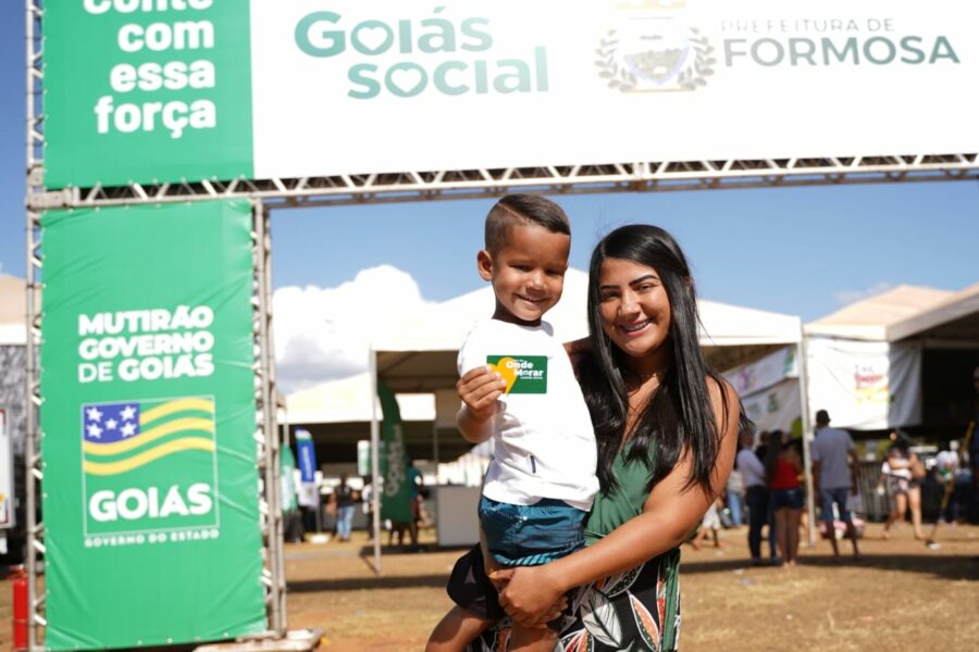 Agehab entrega cartões do Aluguel Social no Mutirão Governo de Goiás