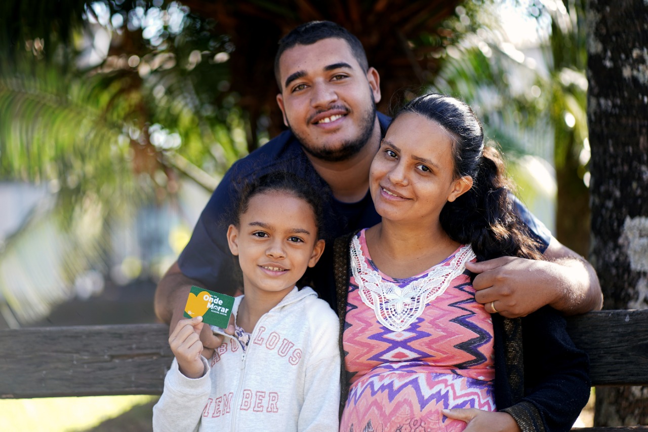 Agehab entrega cartões do Aluguel Social em Abadia de Goiás