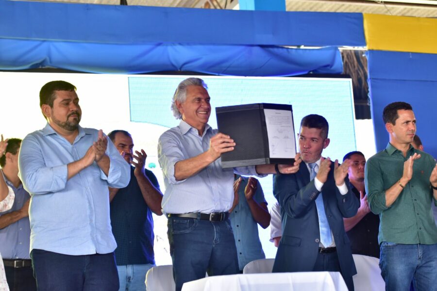 Em Fazenda Nova, Caiado autoriza construção de 30 casas a custo zero para população