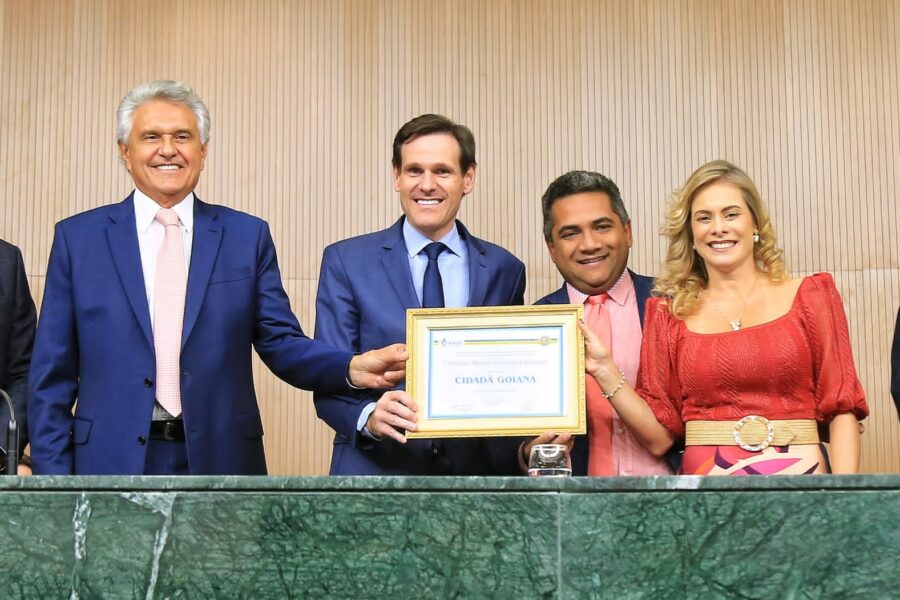 Caiado participa de homenagem à secretária Cristiane Schmidt