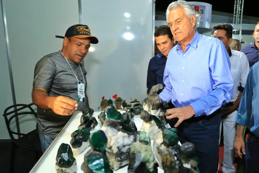 Caiado participa de Feira das Esmeraldas e  anuncia construção de 44 casas