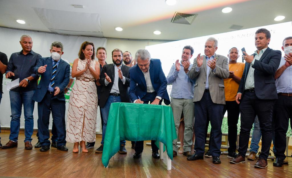 Caiado anuncia construção de campos de futebol em 18 municípios goianos