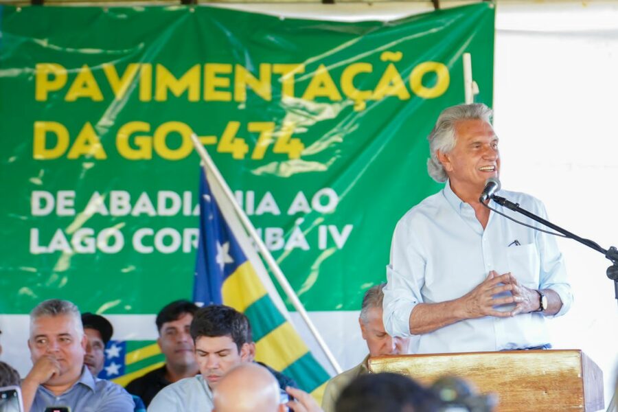 Caiado assina ordem de serviço para conclusão da pavimentação da GO-474