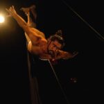 Teatro Goiânia recebe espetáculo “Causos de Voos e Riscos” do acrobata solo Gabriel Coelho