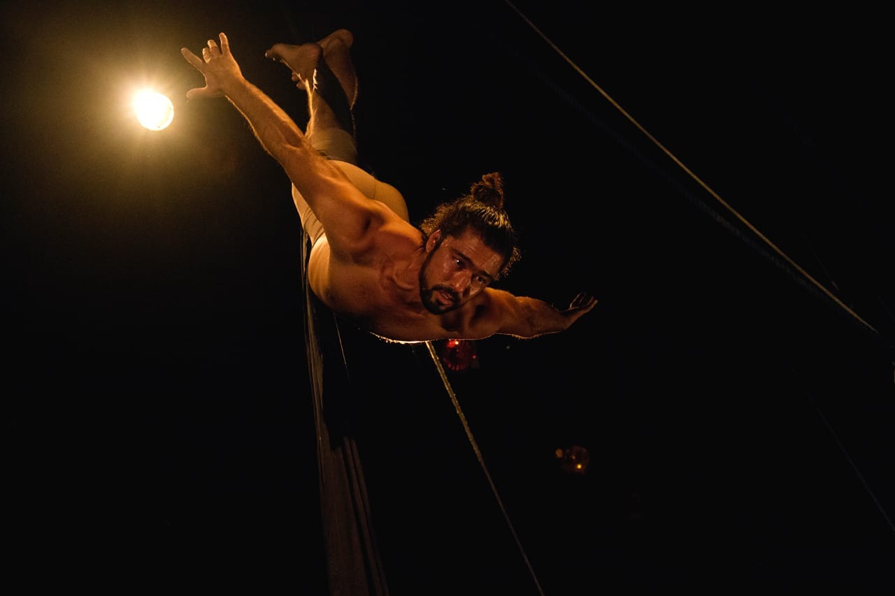 Teatro Goiânia recebe espetáculo “Causos de Voos e Riscos” do acrobata solo Gabriel Coelho