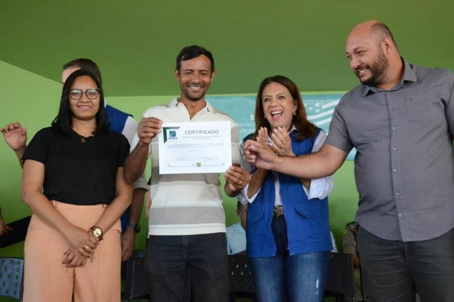 Gracinha Caiado entrega benefícios sociais em Flores de Goiás