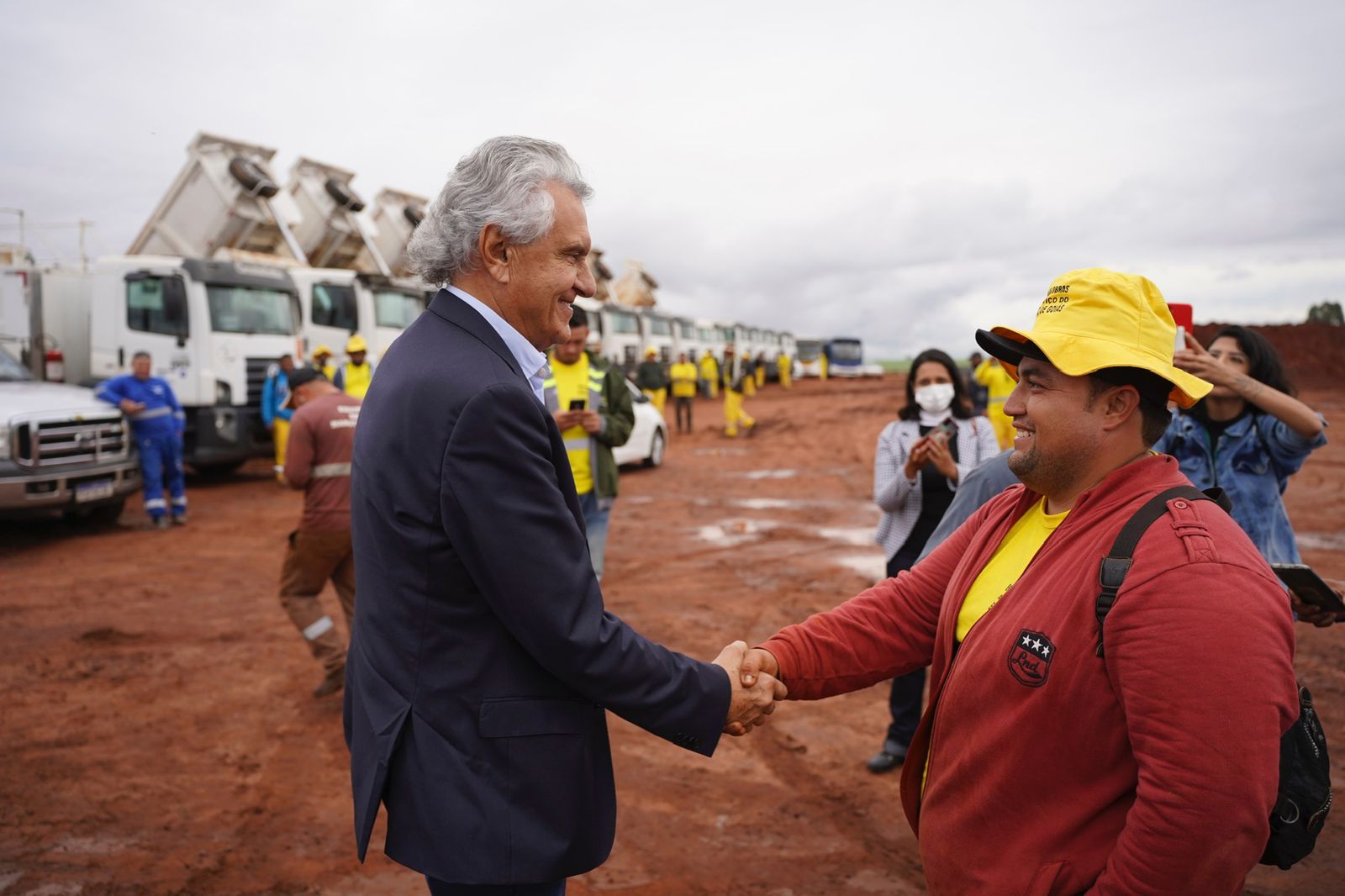 Em Jataí, Caiado vistoria obras de pavimentação da GO-180