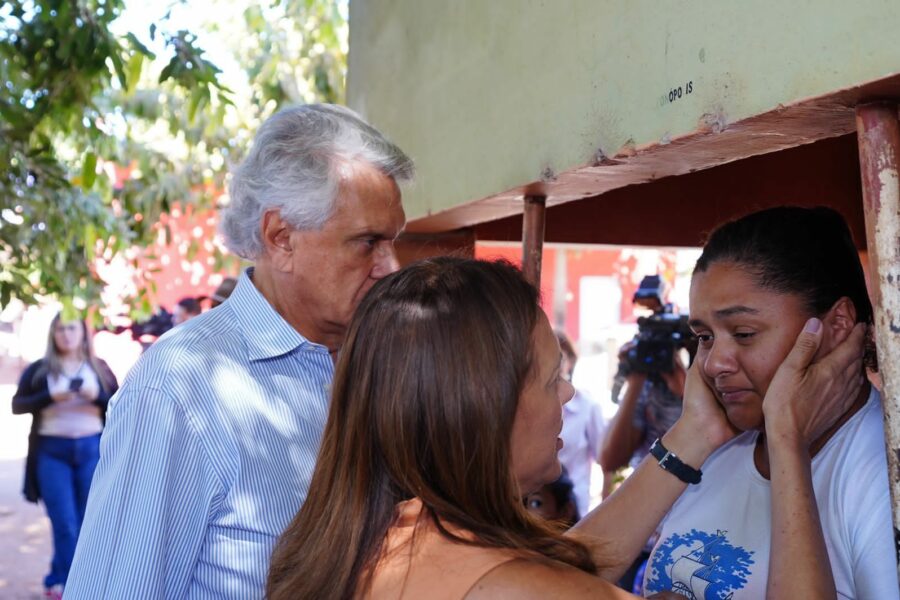 Caiado visita família de crianças mortas em Bonópolis