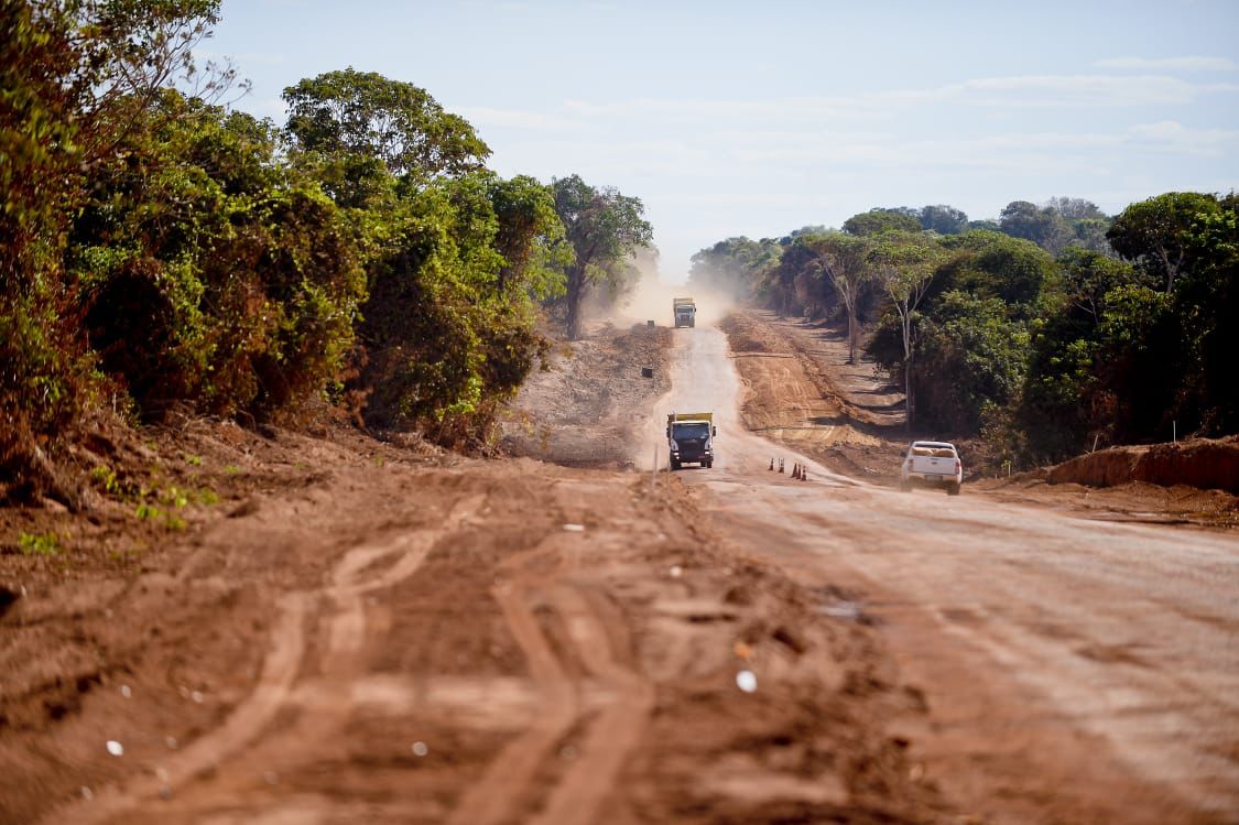 Governador vistoria obras de pavimentação da GO-454, que liga Goiás a Mato Grosso