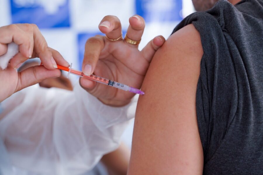 Vacina contra gripe está disponível para a partir dos seis meses de idade