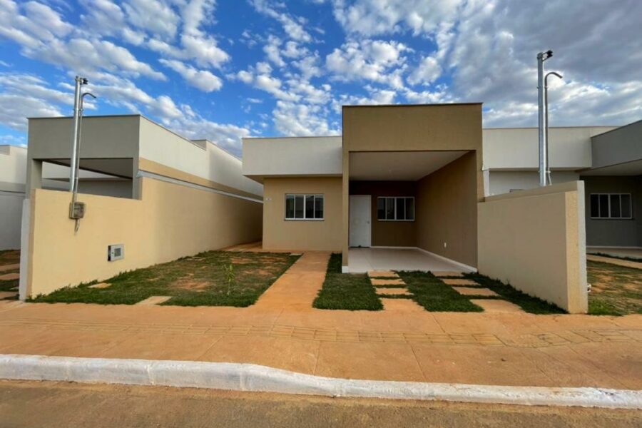 Governo entrega moradias a famílias de Senador Canedo