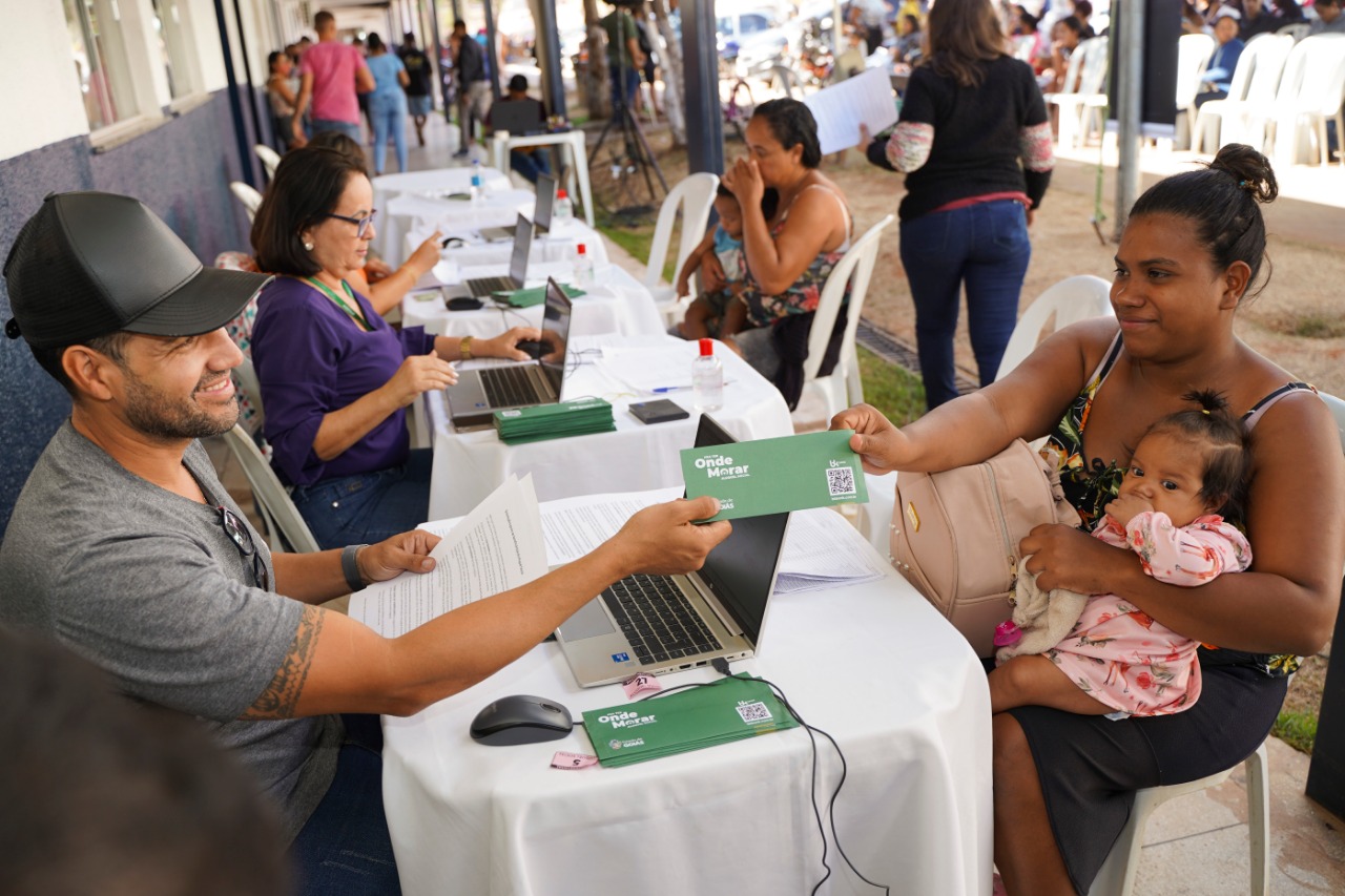 Famílias do Norte e Nordeste de Goiás recebem cartões do Aluguel Social