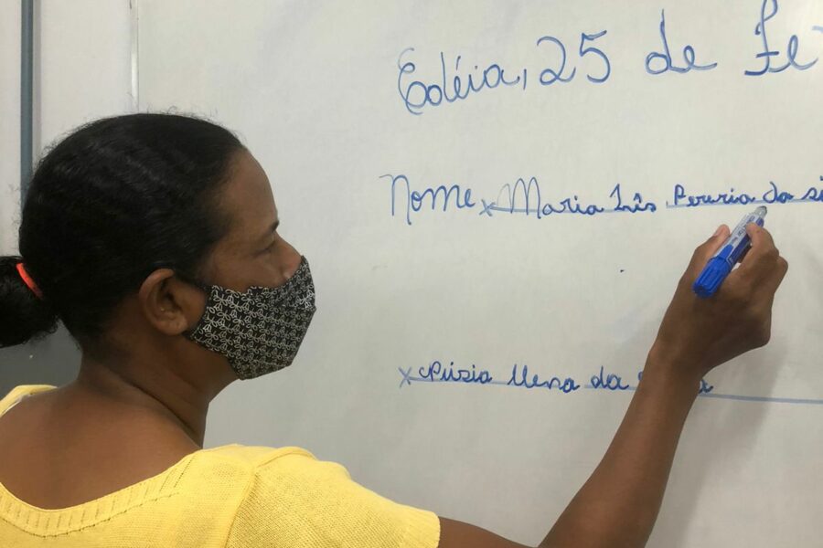Programa Alfabetização e Família, do Governo de Goiás, oferece curso para adultos