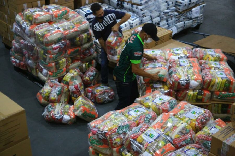 Gracinha Caiado agradece voluntários e forças de segurança durante nova etapa de entrega de cestas básicas