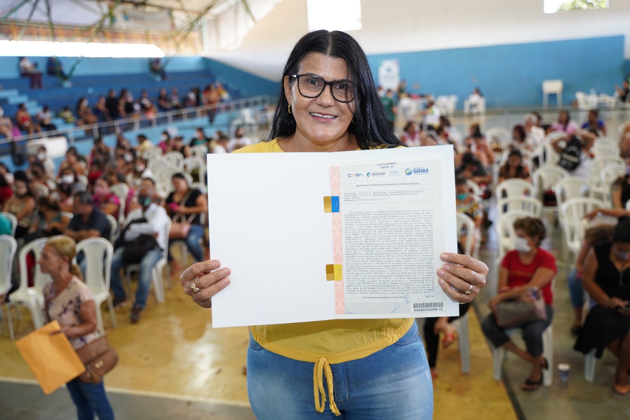 Moradores do Jardim Primavera, em Goiânia, recebem escrituras de moradias