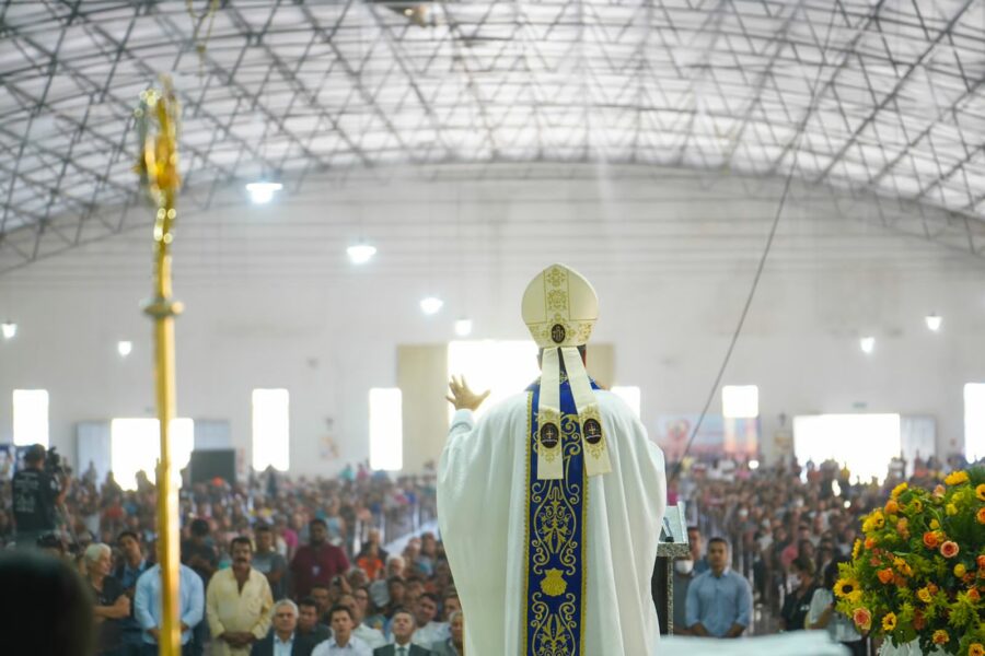 Caiado participa de missa na Romaria de Muquém