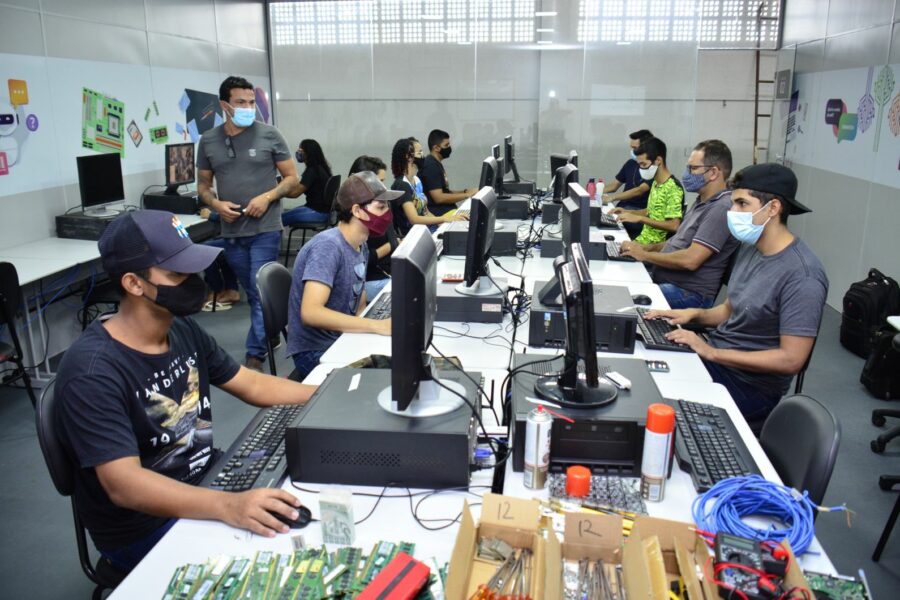 Programa de reciclagem de lixo eletrônico oferece 135 vagas para cursos tecnológicos gratuitos